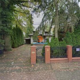 „Unikalna nieruchomość z dwoma niezależnymi domami – idealna dla dwóch pokoleń (rodzice + dzieci) lub dom + inwestycja pod wynajem”