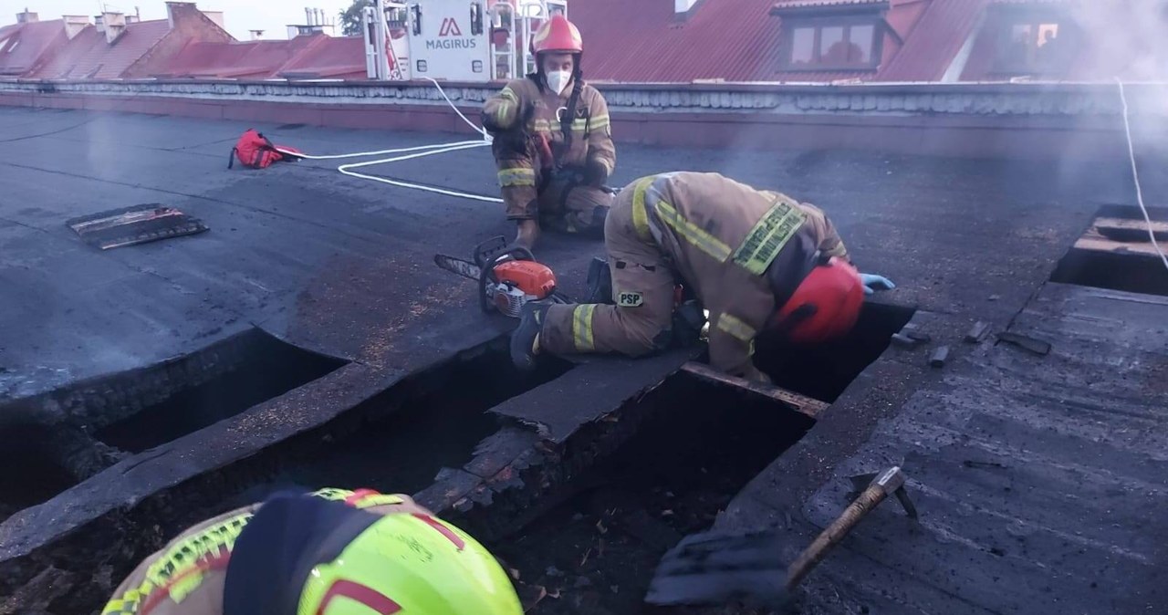 Dziecko poprosiło strażaka o pomoc dla taty. Pożar kamienicy w Zabrzu