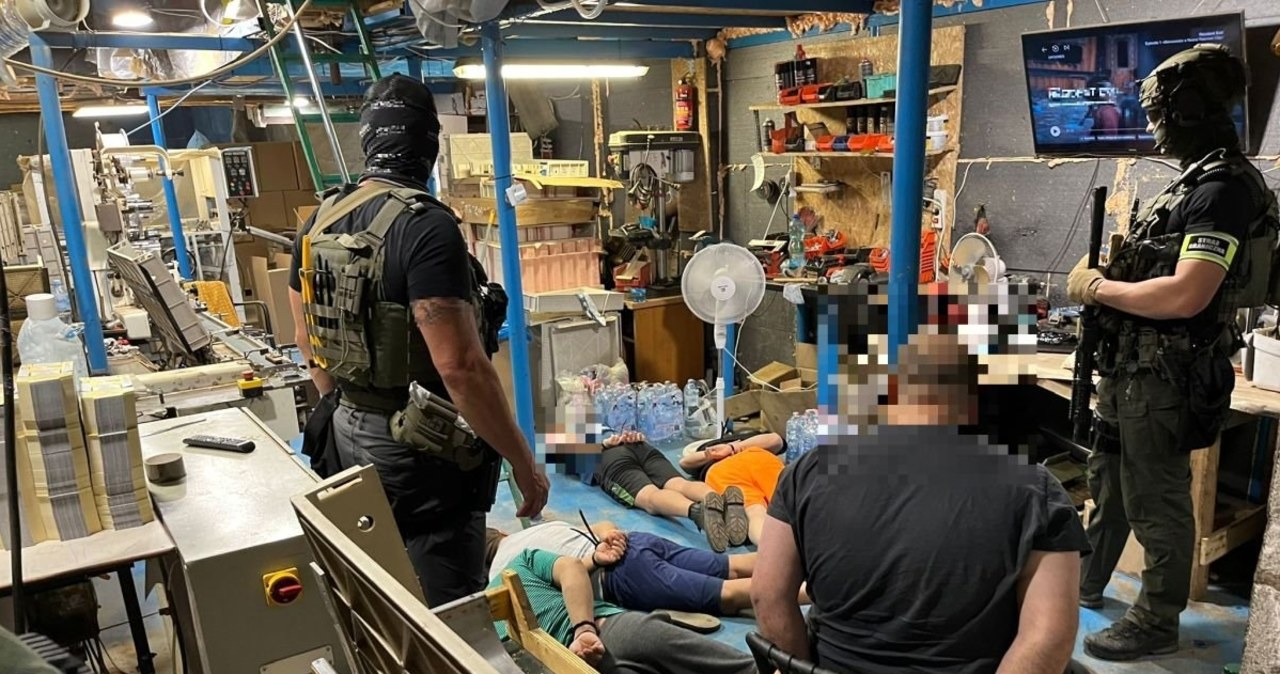 Towar wart miliony złotych, 10 aresztowanych. Nielegalne fabryki papierosów zlikwidowane