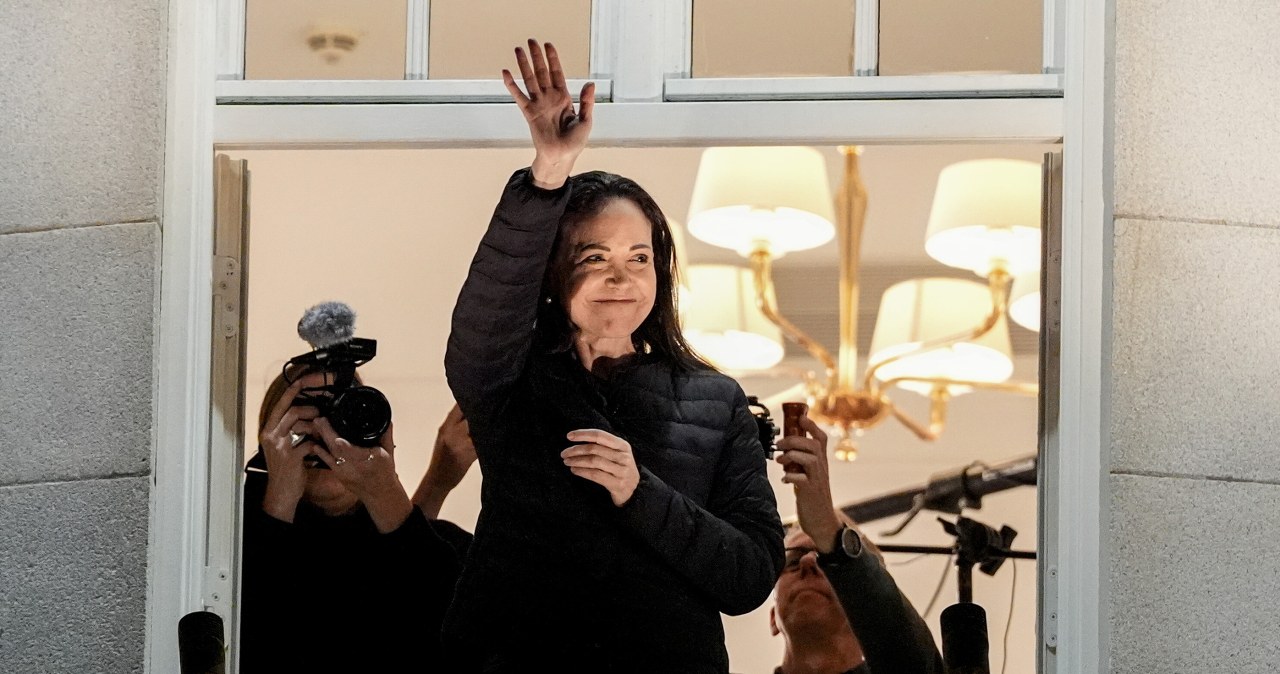 Łodzią rybacką, w przebraniu i peruce. Tak noblistka uciekła z kraju