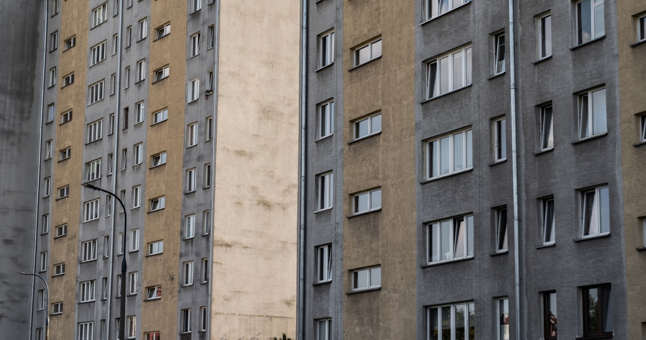 Przerażające odkrycie w krakowskim bloku. Kobieta przez 30 lat była więziona w pokoju