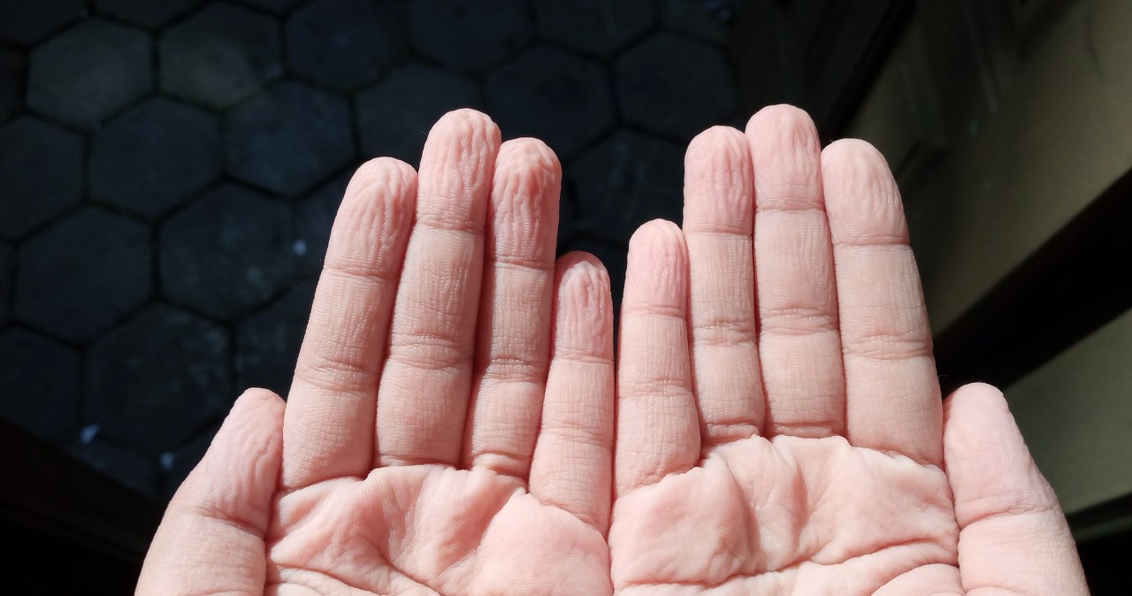 Dlaczego na palcach po kąpieli pojawiają się zmarszczki? Zaskakujące fakty