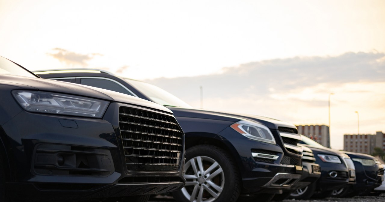 ​UE łagodzi zakaz aut spalinowych. "Będziemy dłużej jeździli starymi samochodami"