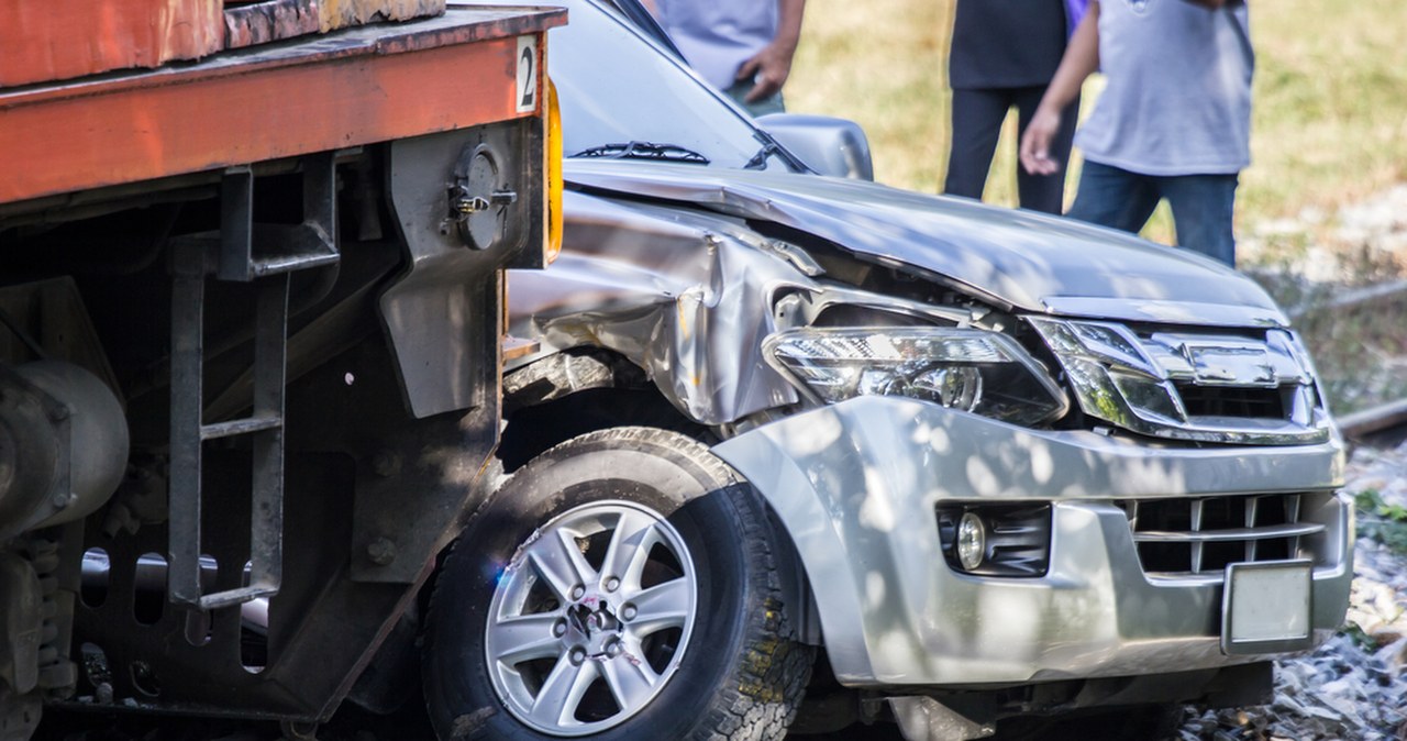 Śmierć na przejeździe kolejowym. Pociąg uderzył w auto