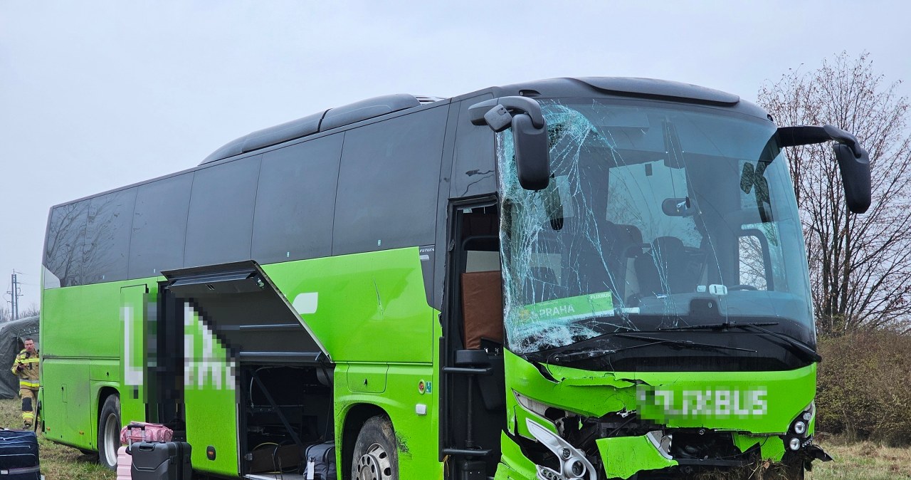 Poważny wypadek z udziałem autokaru. Kilka osób w szpitalu