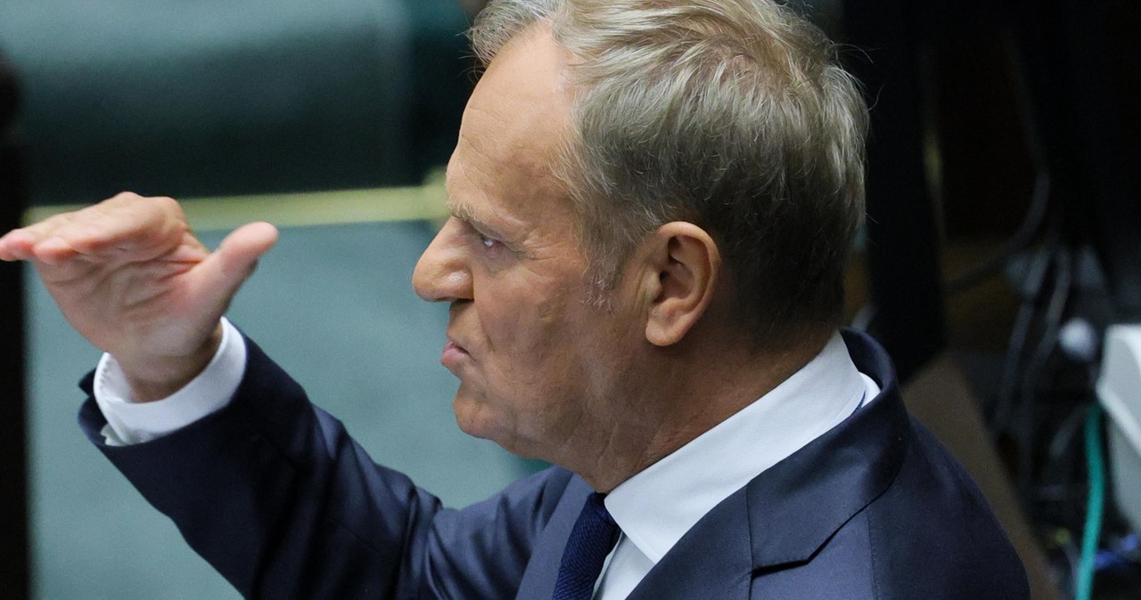 "Twarz Hołowni robiącego za tło...". Skrajne komentarze po expose Tuska