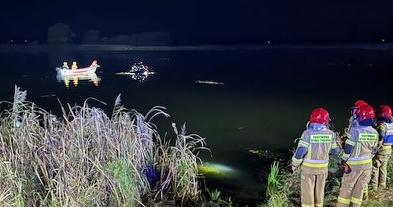 Jesień zaskoczyła kierowcę. Wjechał do stawu