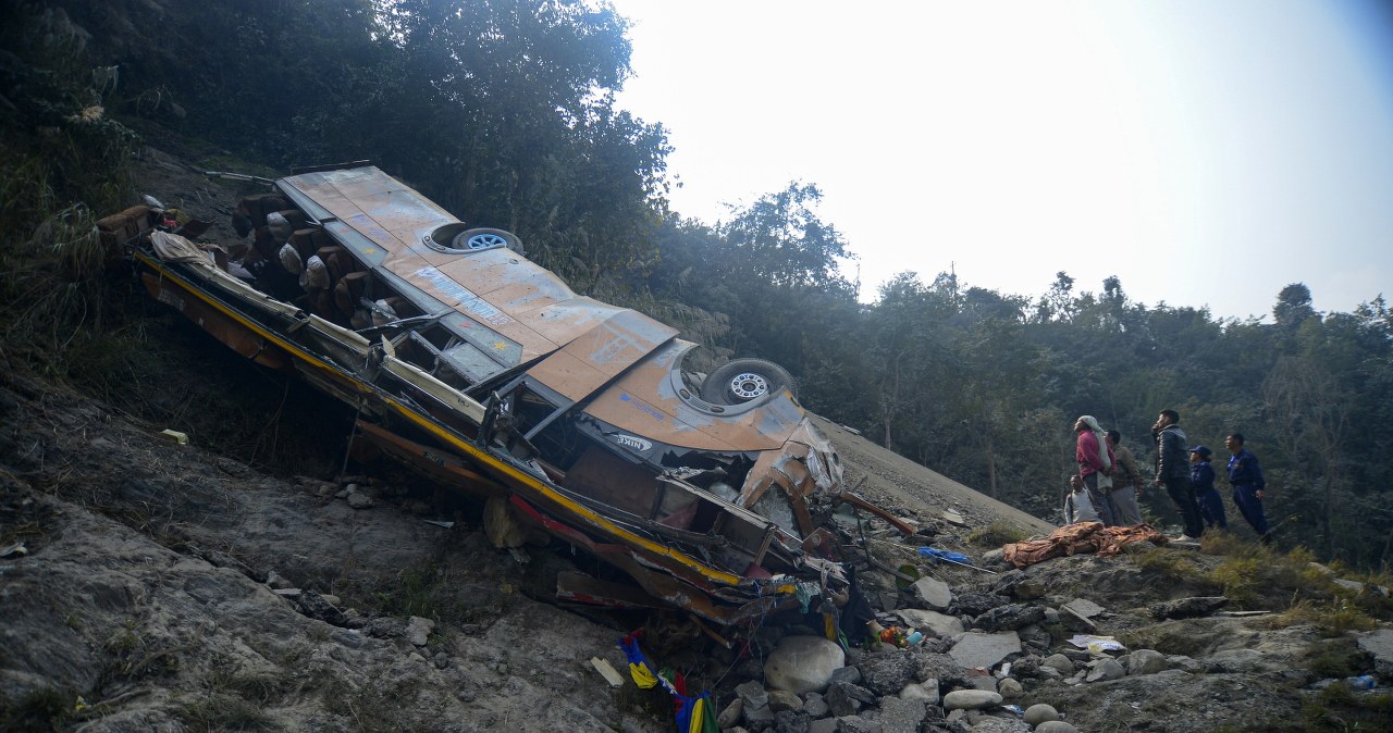 Autokar zjechał z trasy i stoczył się 300 metrów. Wiele ofiar