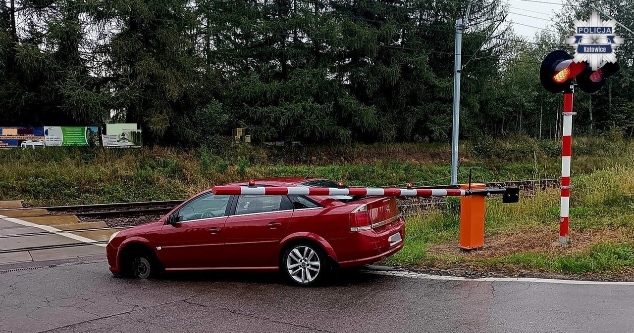 Auto bez koła. Sekundy od tragedii na przejeździe kolejowym NAGRANIE