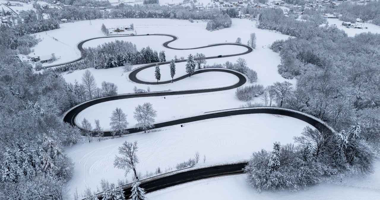 Mocny atak zimy. Dziesiątki tysięcy gospodarstw bez prądu