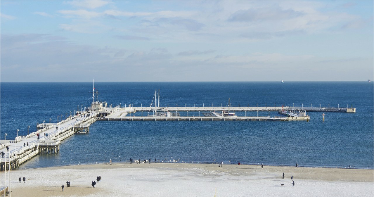 Zamknięte mola w Gdańsku i Sopocie. Ostrzeżenia IMGW, trudne warunki na drogach