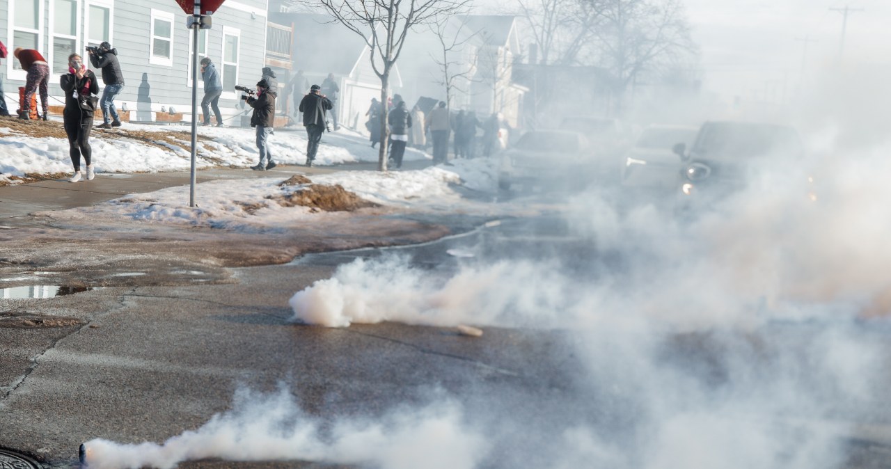 Protesty na ulicach Minneapolis. W ruch poszedł gaz łzawiący