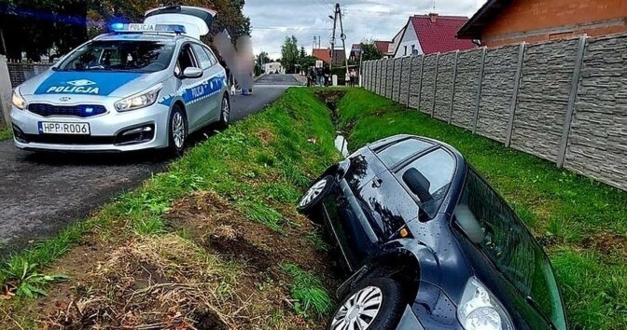 Ford w rowie, promile w głowie. 55-latka nie była w stanie wyjść z auta