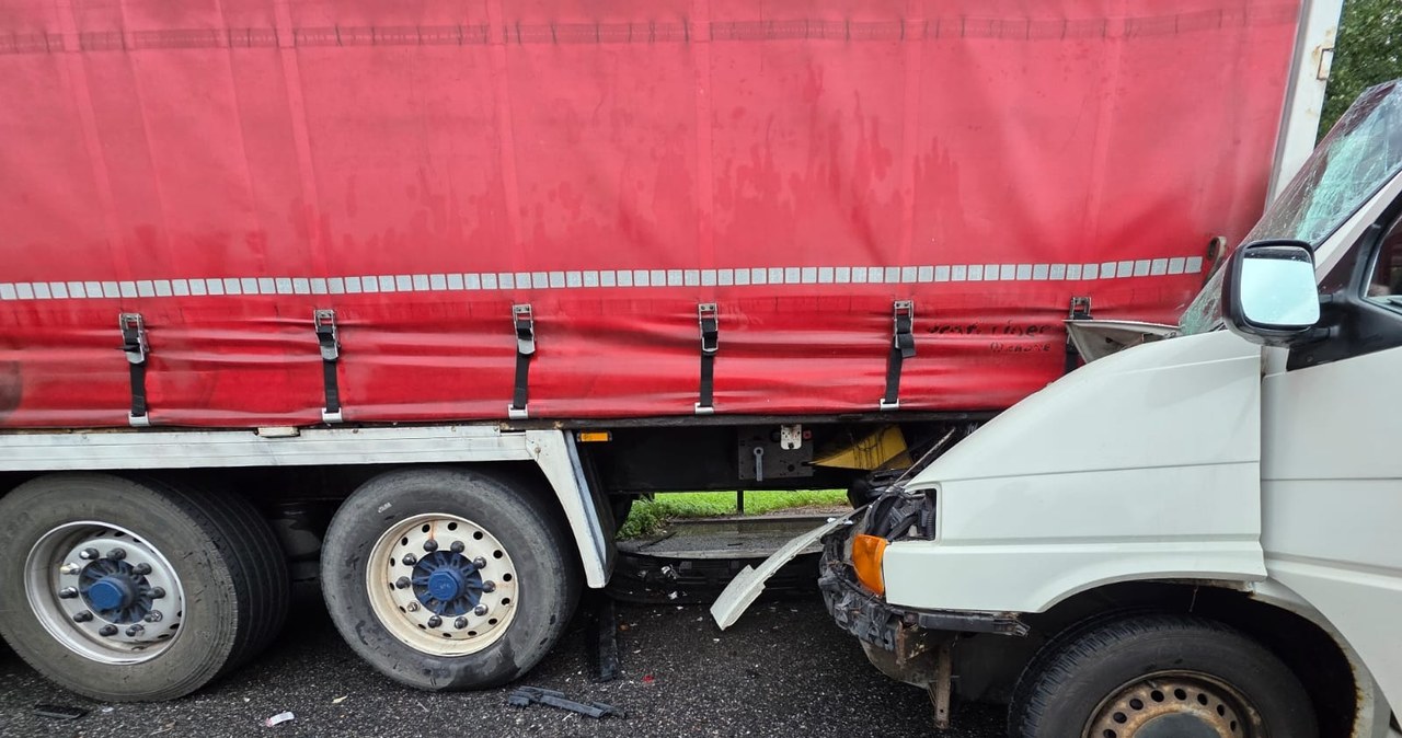 Zderzenie ciężarówki i samochodu dostawczego. "Centymetry od tragedii"