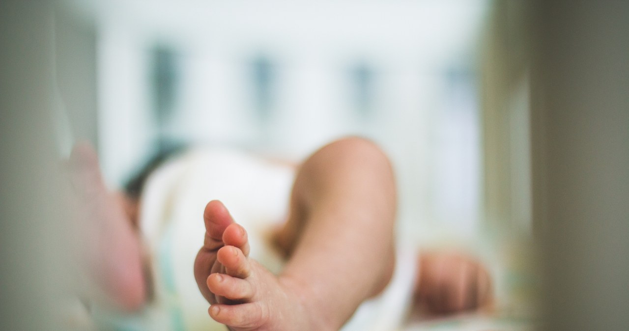 Szokujące obrażenia u niemowlęcia. Matka zatrzymana, ojciec poszukiwany