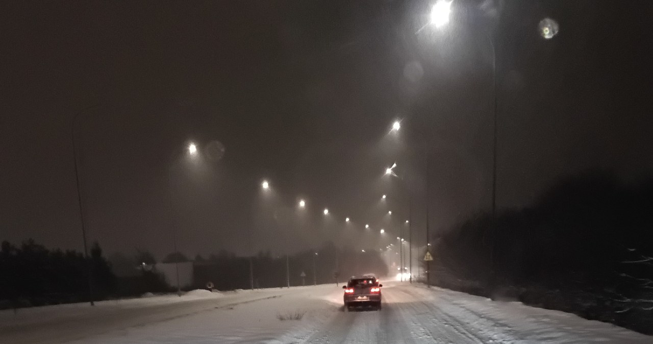 "Musimy bardzo uważać". Trudny poranek na drogach