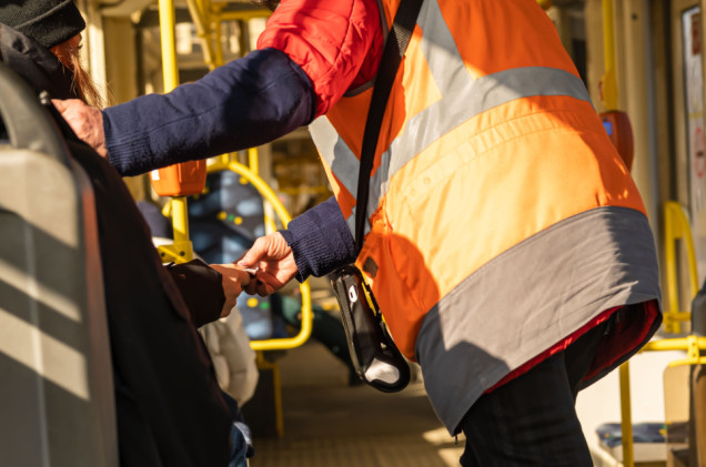Mandat 353 zł dla 15-latki za bilet tańszy o 30 gr. Oburzenie po kontroli w autobusie