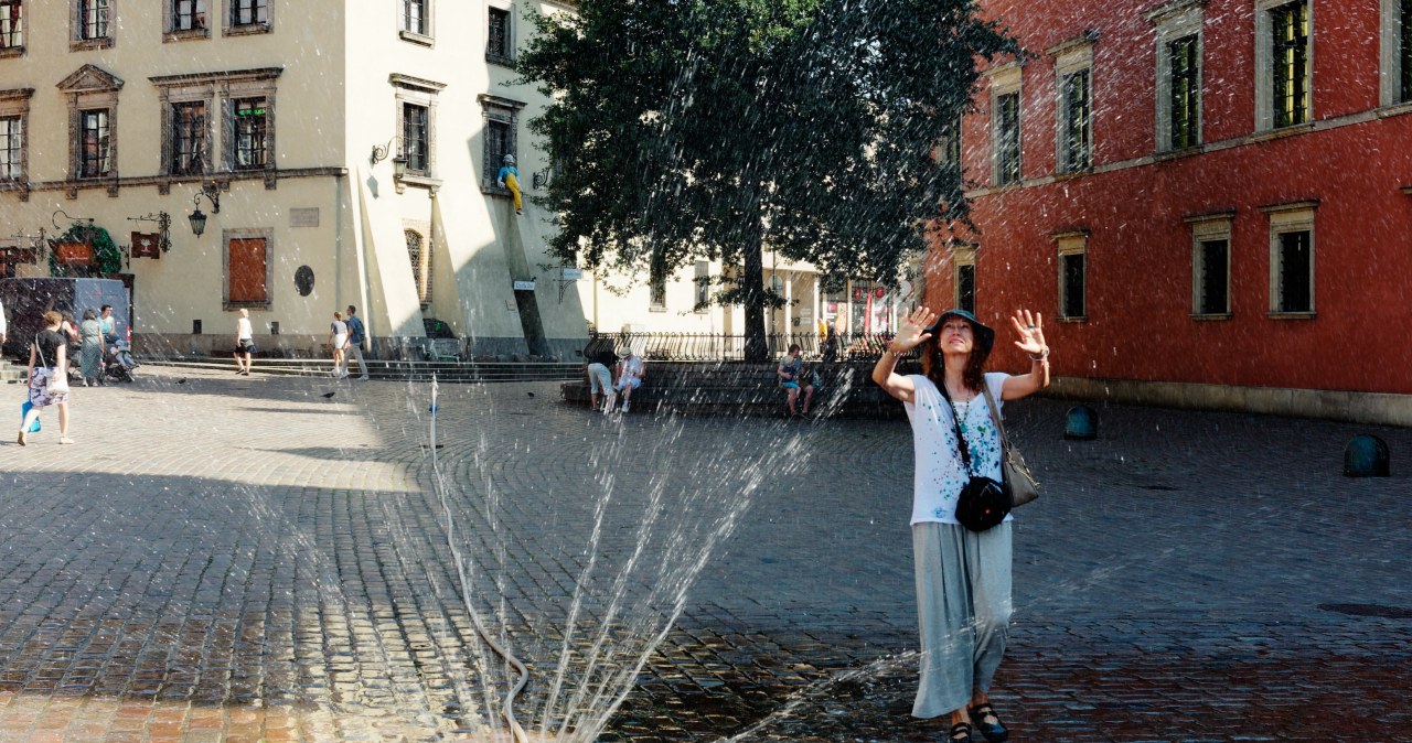 Zraszacze i Miejsca Chłodu. Tak Warszawa przygotowała się na falę upałów