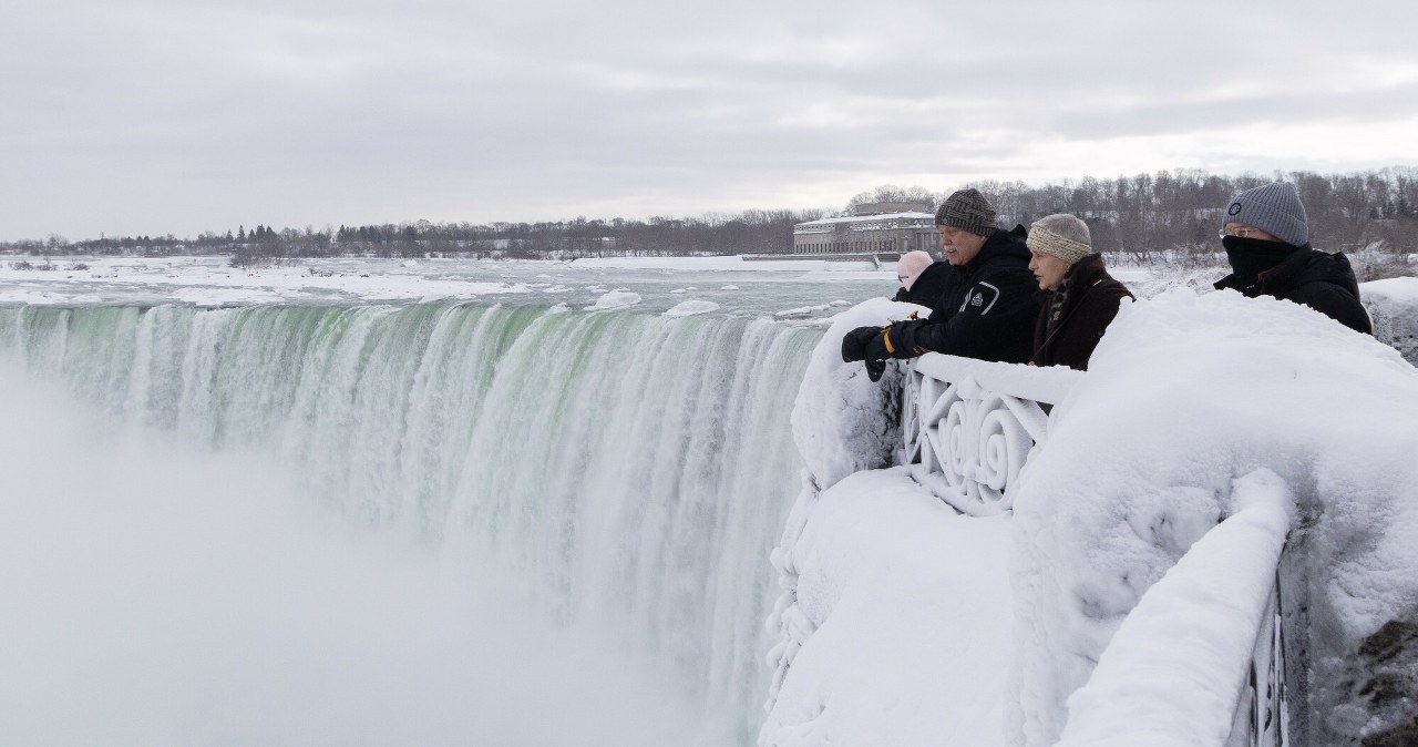 Najsłynniejszy wodospad świata częściowo zamarzł. Tak wygląda Niagara w środku zimy