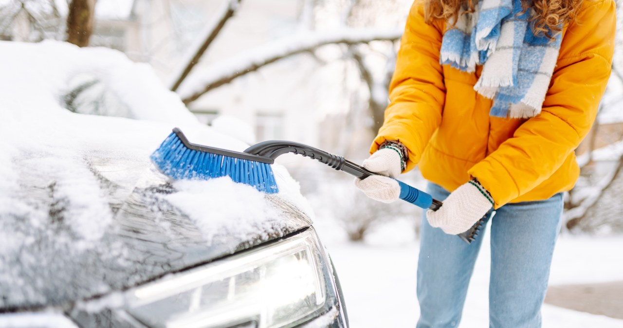 Zimowy koszmar kierowców. Nieodśnieżenie auta może słono kosztować