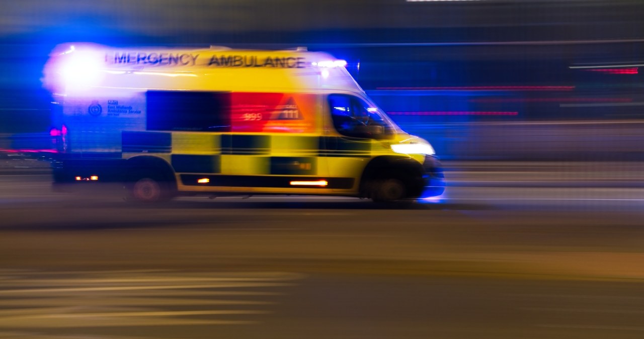 Nastolatka wypadła z jadącej karetki. Groźny incydent na autostradzie w Wielkiej Brytanii