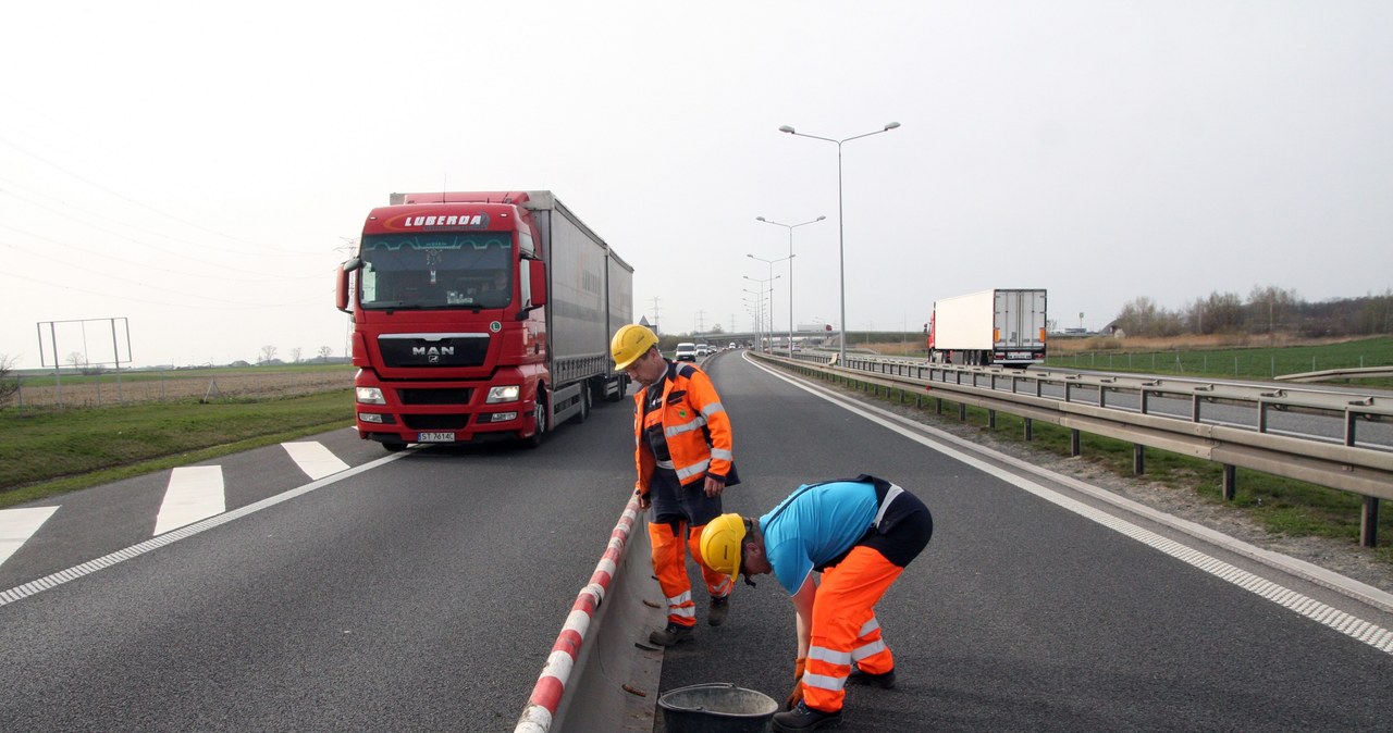 ​Ośmiokilometrowa plama oleju, zderzenie dwóch tirów. Utrudnienia na A4