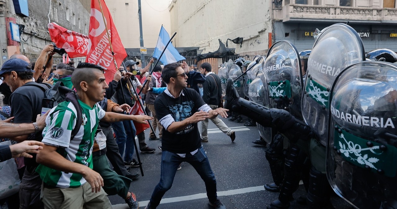 Demonstracja zamieniła się w pole bitwy. Co najmniej 23 osoby ranne