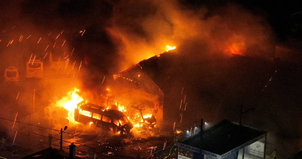 Duży pożar warsztatu w Skale. Ponad 80 strażaków w akcji