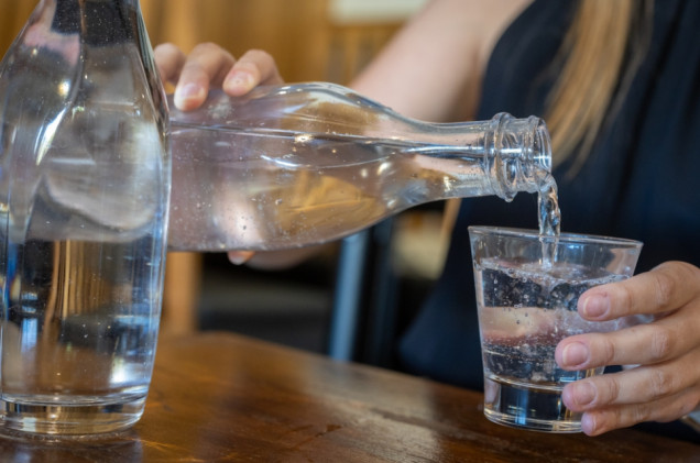Nie będzie darmowej kranówki dla klientów restauracji. Ministerstwo się wycofuje