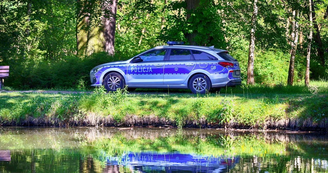 ​Kierowca bmw z impetem wjechał do zalewu. Echosondy w akcji