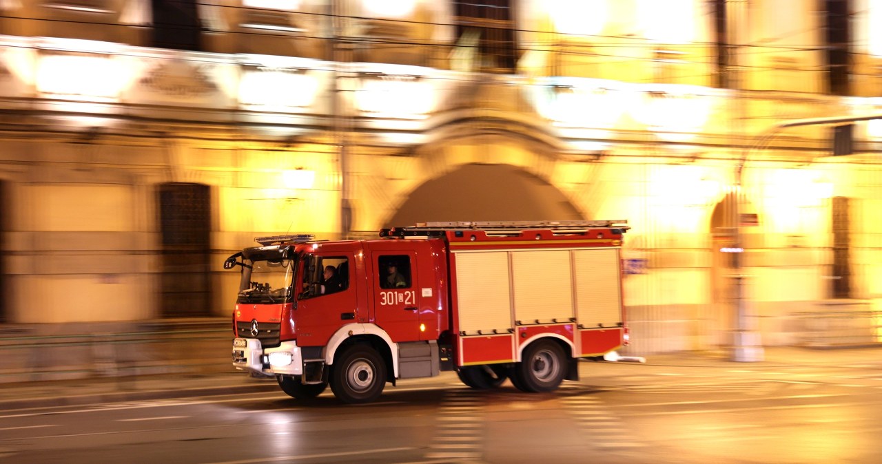 W nocy wybuchł pożar w bloku. Zginęła jedna osoba