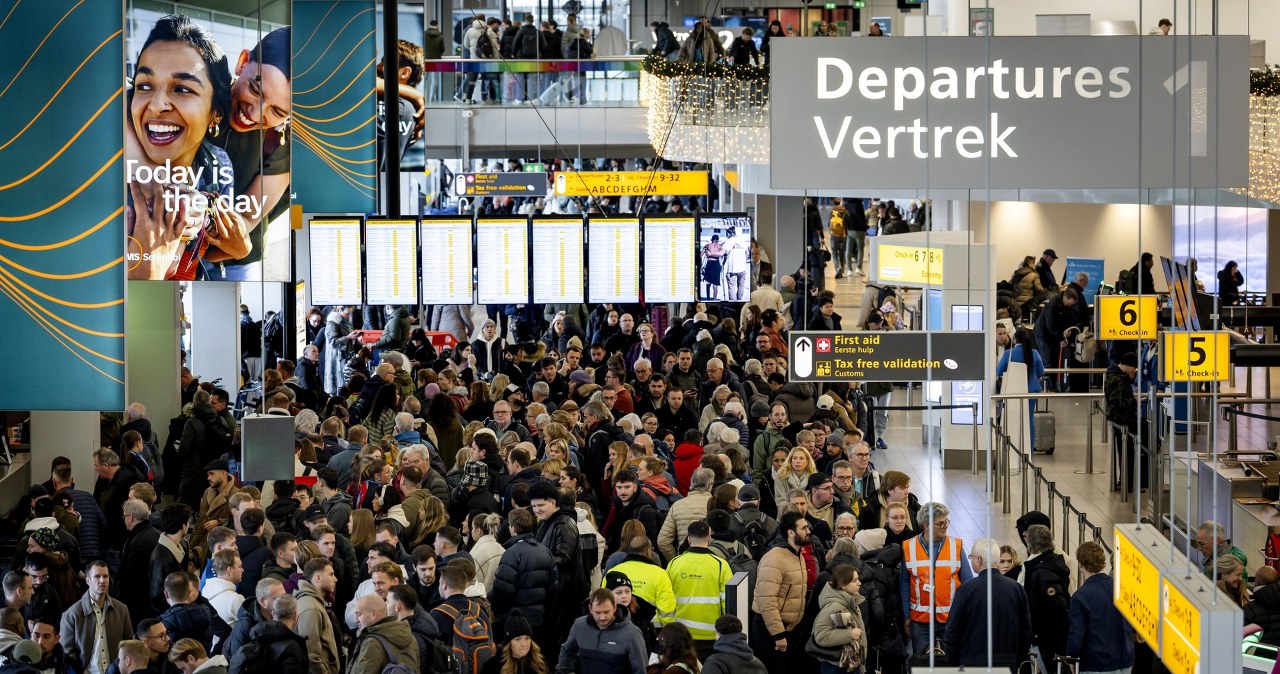 Zima sparaliżowała lotnisko Schiphol. Setki odwołanych lotów