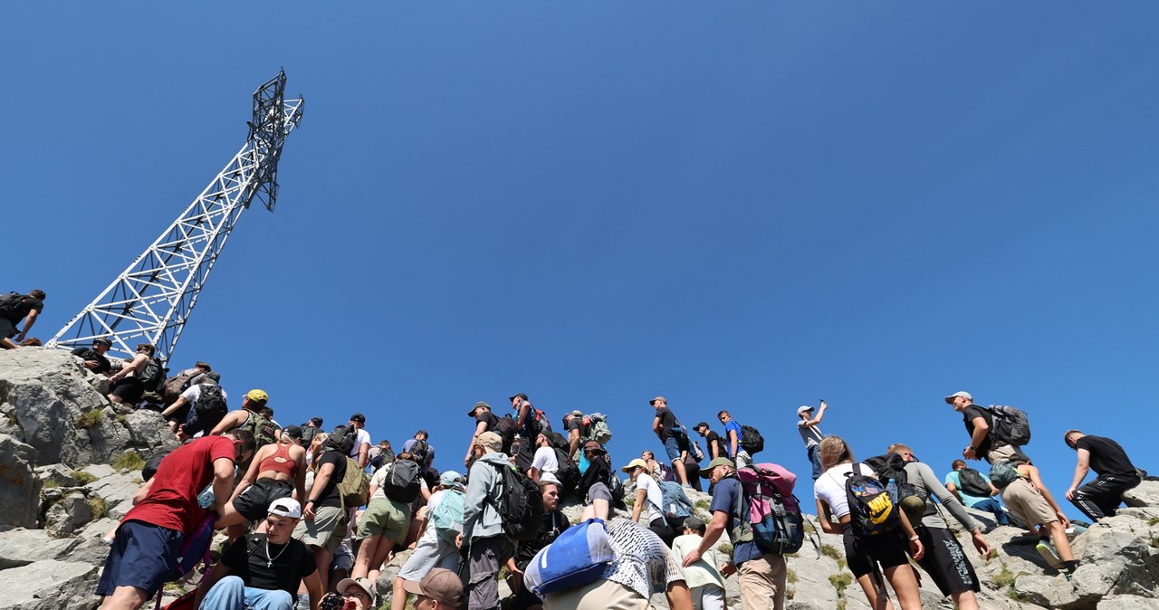 Szokujące zachowanie turystów w Tatrach. Weszli na krzyż na Giewoncie