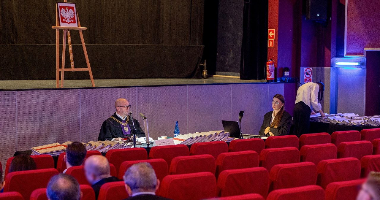 Mleko "chrzczone na zaworek". Sąd był za mały, proces toczy się w kinie