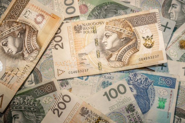 NFZ chce ukrócić „bilokację” lekarzy. Na nowych kontrolerów brakuje jednak pieniędzy