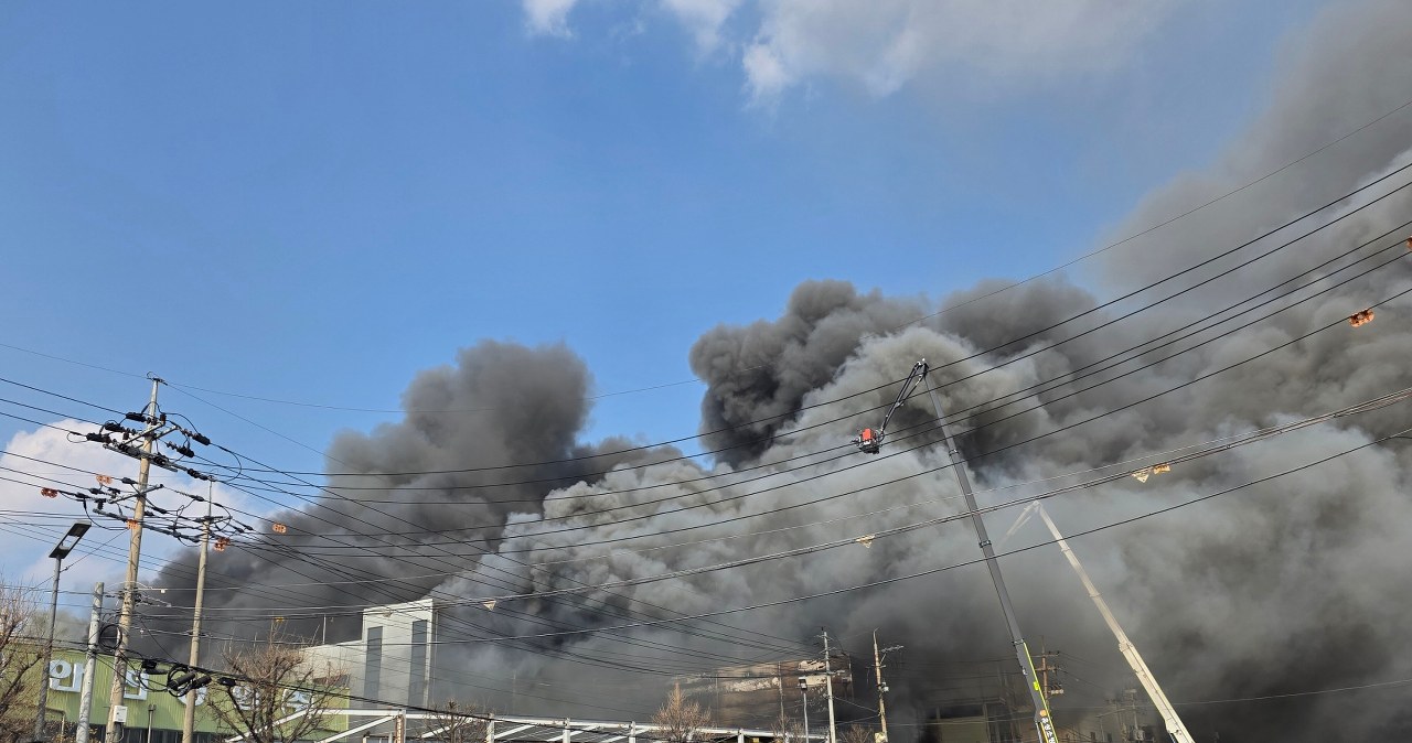 Potężny pożar fabryki części samochodowych. Toksyczny dym spowił okolicę, 14 osób zaginęło