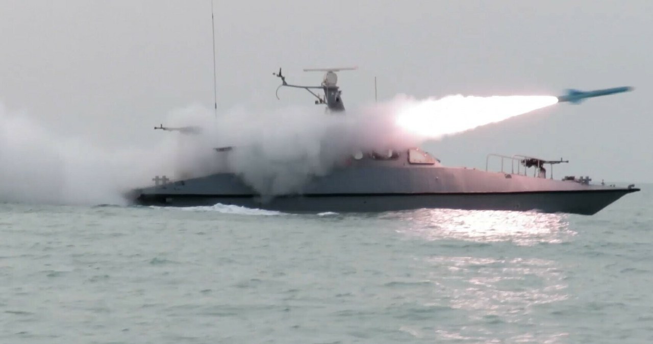 Ciśnienie w cieśninie. Okręty Iranu, Rosji i Chin, a obok siły USA