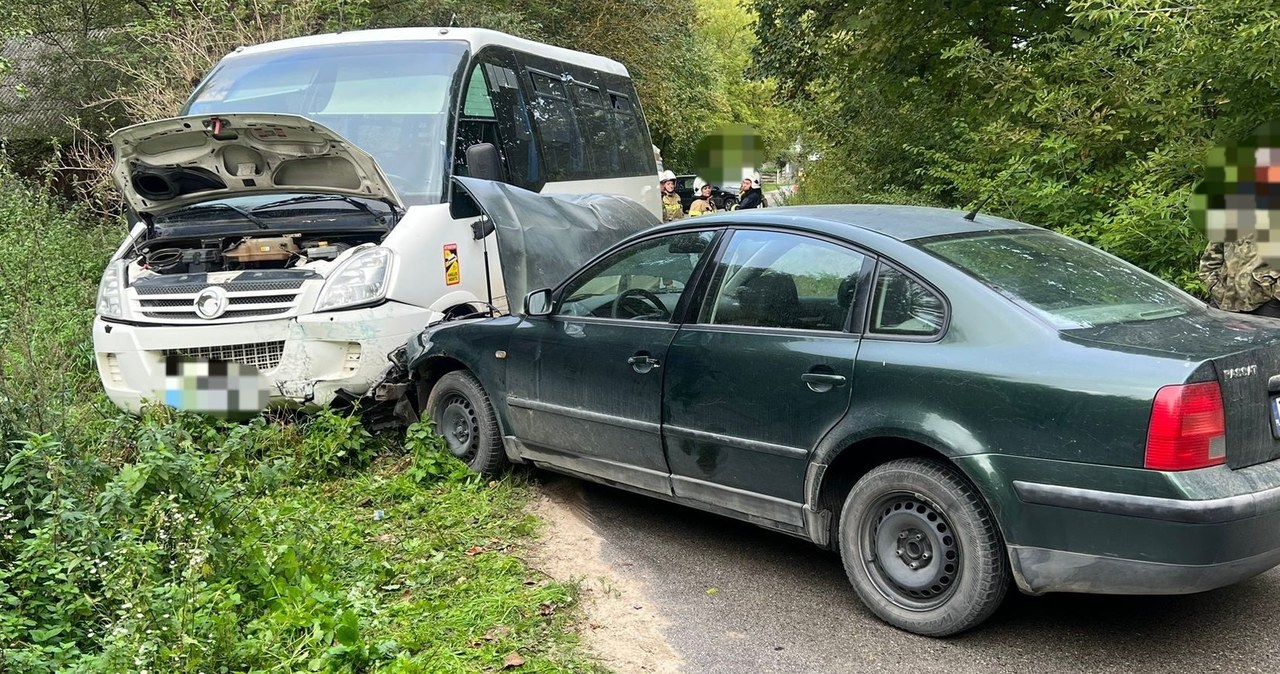 Wypadek szkolnego busa. Dzieci i opiekunka w szpitalu