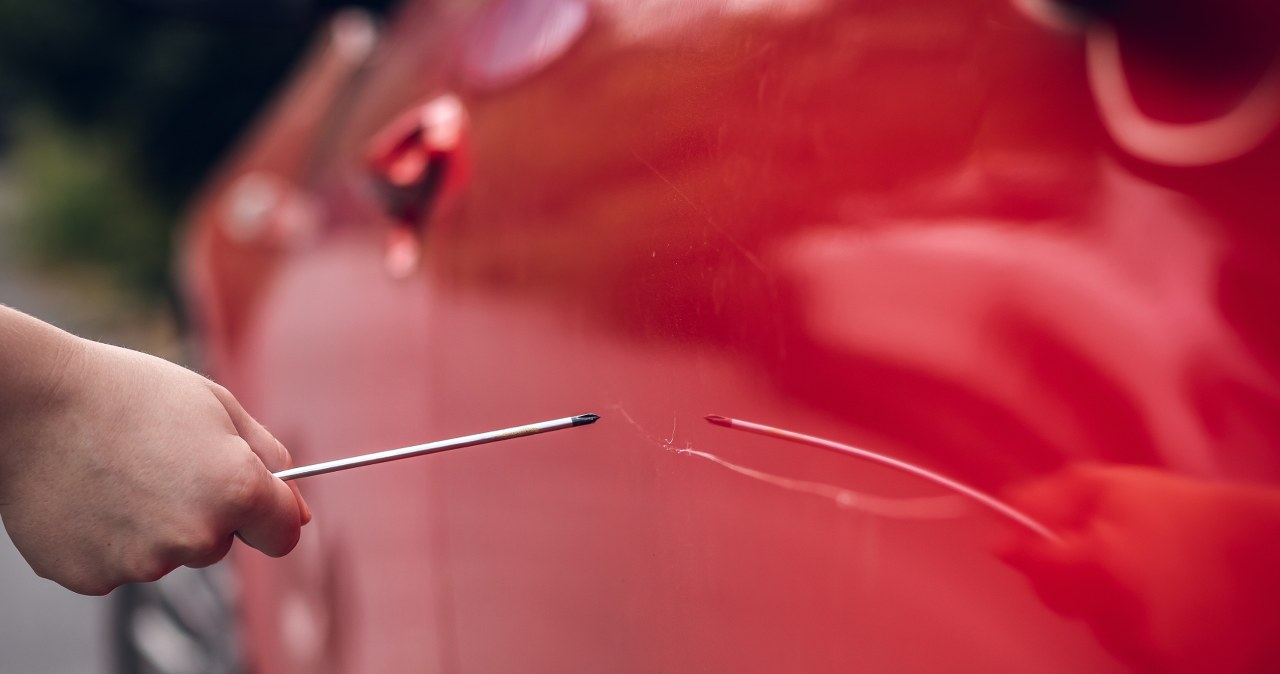 Groza na sądeckim osiedlu. Emeryt zdemolował 26 samochodów