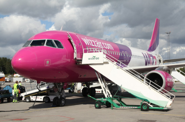 Dym w kabinie samolotu linii Wizz Air, lecącego z Warszawy