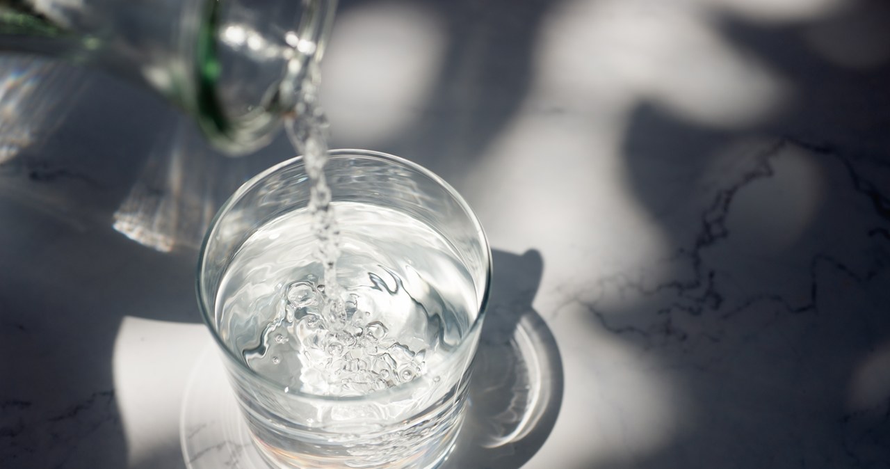 E.coli w wodzie mineralnej. Auchan apeluje do klientów