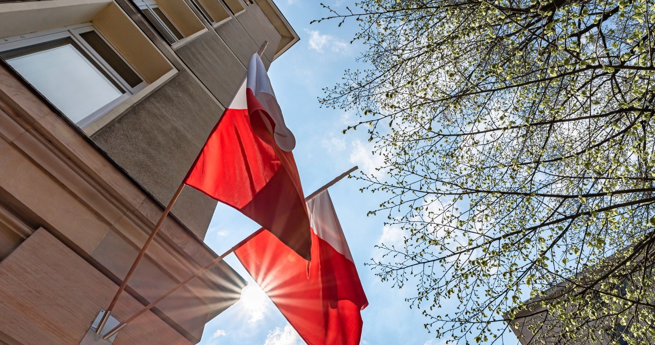 Czy wiesz, jak poprawnie wywiesić flagę? Sprawdź! Za te błędy możesz się wstydzić przed sąsiadami