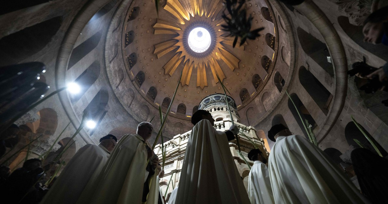 Msza bez wiernych. Patriarcha Jerozolimy mówił o wojnie w pustej świątyni