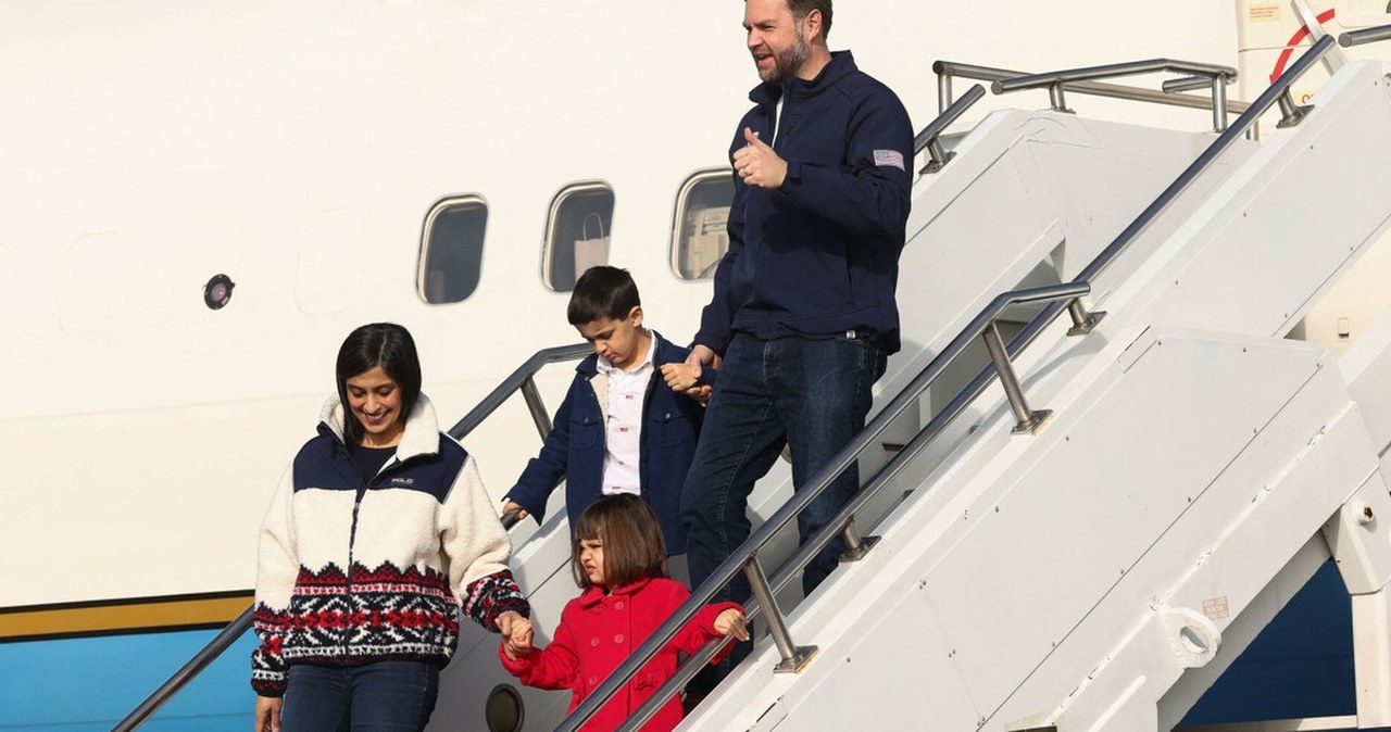 14 samolotów, 300 agentów i jedzenie z USA. Świta JD Vance'a oszałamia