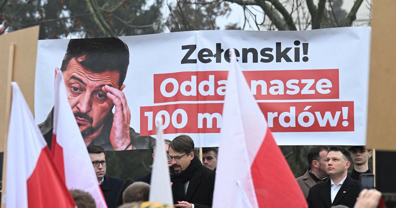 "Zełenski! Oddaj nasze 100 miliardów!". Pikieta Konfederacji przed Sejmem
