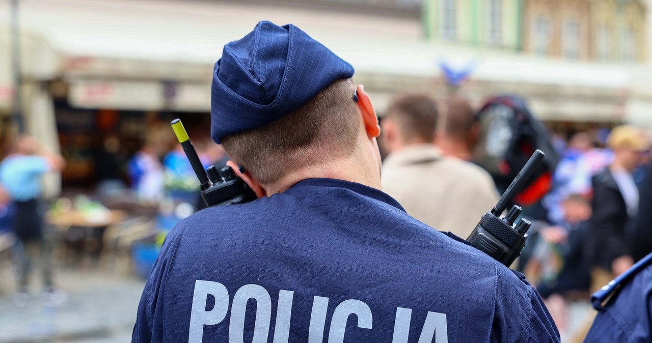 Bohaterski młody człowiek z plecakiem odnaleziony