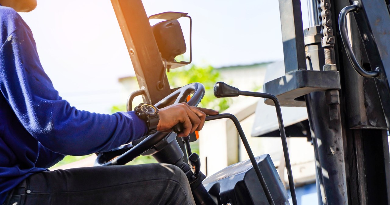 Operator wózka widłowego wygrał milion i zaczął imprezować. Niemal przypłacił to życiem