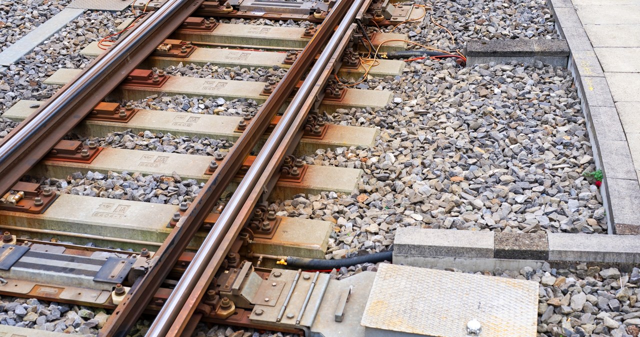 Kolizja na torach. Kierowca uciekł, miał powody