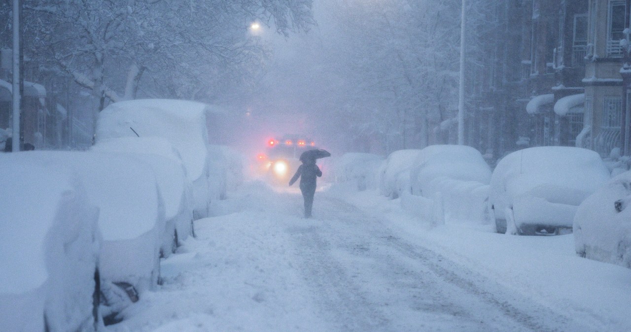 Burza śnieżna uderzyła w USA. Zamknięte szkoły, odwołane loty i tysiące ludzi bez prądu