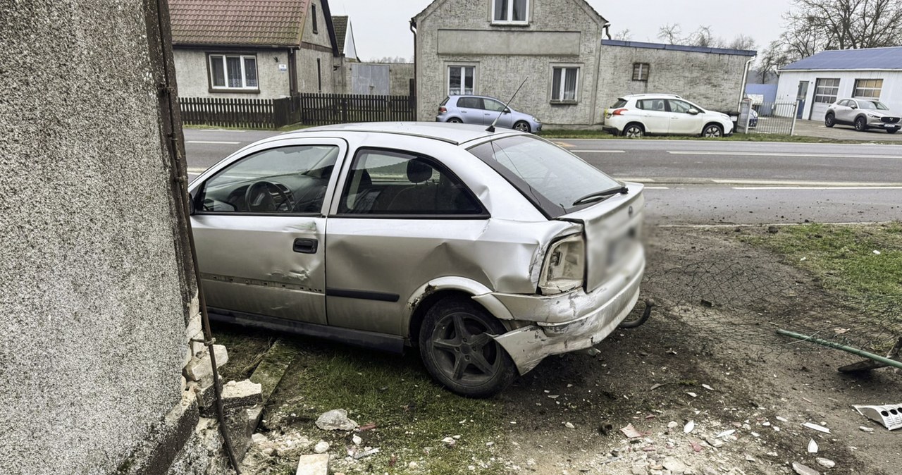 Huk o poranku w Deszcznie. Opel z metalowymi rurami uderzył w dom